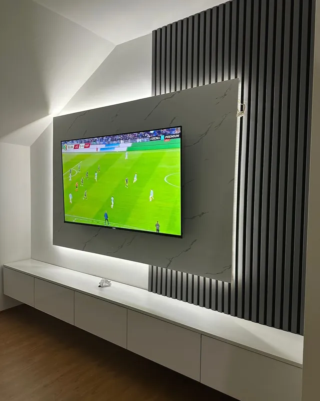 TV zid sa crnim letvicama i skrivenim LED svetlom