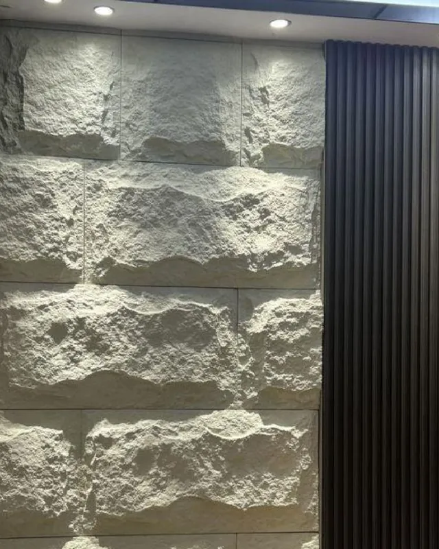 Zid obložen belim PU panelima sa izgledom kamena